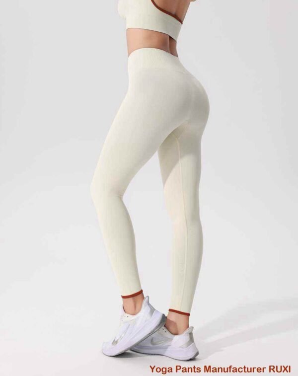 celana yoga dengan saku belakang