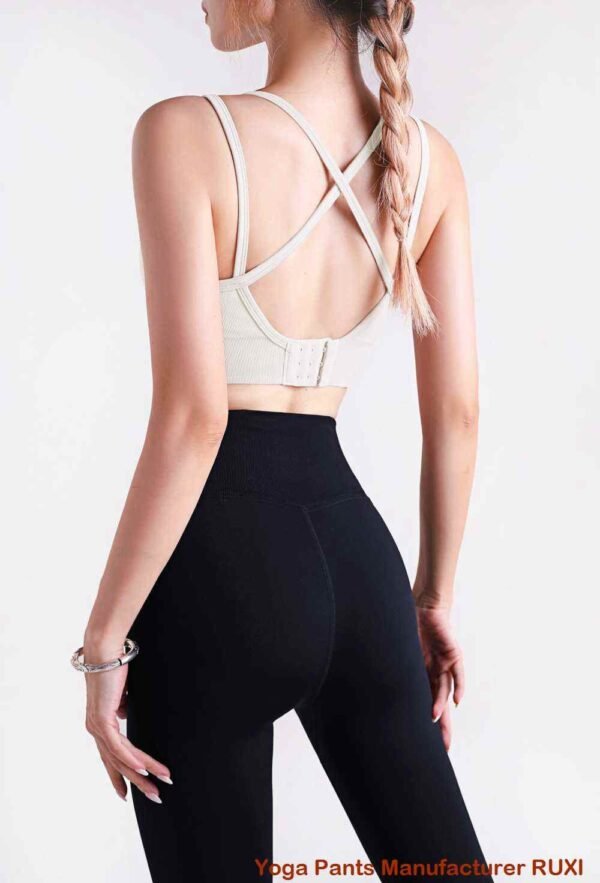 Atasan yoga dengan bra bawaan